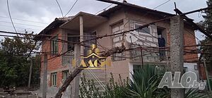 Двуетажна къща със започнат ремонт на село