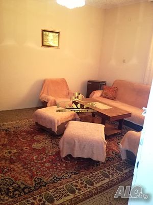Едноетажна тухлена къща в село Роза