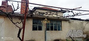 Двуетажна къща на село