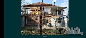 Двуетажна къща на село