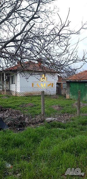 Къща с просторен двор в Бояджик в близост до трафопост