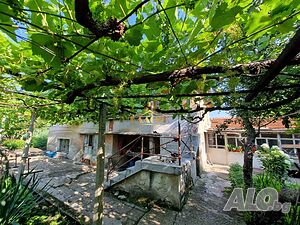 Къща на село с голям двор