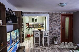 Партерен етаж от къща до читалище Зора