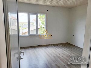 Масивна двуетажна къща в село Роза