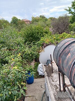 Къща с голям двор в с. Овчи кладенец