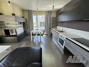 Уютен и слънчев двустаен апартамент до Община