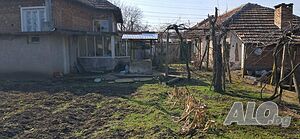 Къщи с двор в с. Овча могила