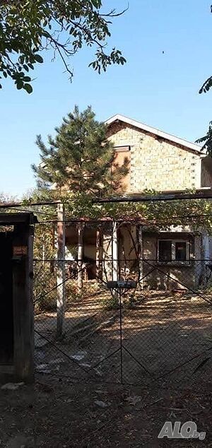 Двуетажна къща с огромен двор в с. Долна махала