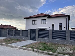 Двуетажна реновирана къща с 4 спални в с. Трилистник