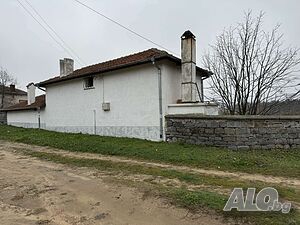 Продажба на обзаведена, двуетажна къща с голямо дворно място и постройки в село на 10 км от Елхово