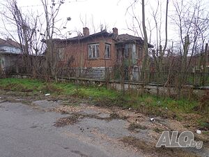 Продажба на двуетажна къща близо до центъра в село на около 15 км от Тополовград