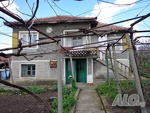 Продажба на масивна, двуетажна къща с огромен парцел в центъра на село Межда, на 30 км от Ямбол