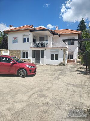 Продажба на обзаведена, двуетажна къща в покрайнините на Срем, на 15 км от Тополовград