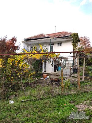 Продажба на масивна, двуетажна къща в покрайнините на Златиница, на 80 км от Бургас и морето