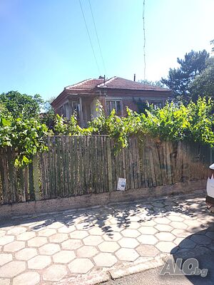 Продажба на масивна, двуетажна къща в центъра на село Кирилово, на 8 км от Елхово