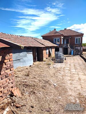 Продажба на частично завършена, двуетажна къща и сгради в покрайнините на Лесово, на 25км от Елхово Двуетажна къща 138 кв.м РЗП 581 кв.м двор | Къщи, Вили | Лесово