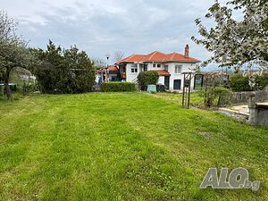 Масивна едноетажна къща с постройки и голям двор в центъра на Синапово на 10 км от Тополовград