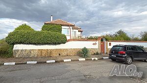 Обзаведена двуетажна къща с голям двор, винарна и постройки в центъра на Дряново, на 30 км от Ямбол