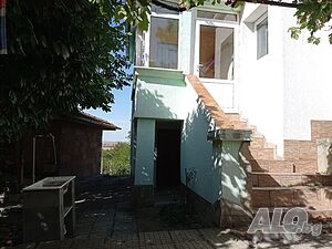 Продажба на напълно обзаведена, двуетажна къща с къща за гости в село на около 8 км от град Елхово