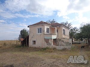 Продажба на двуетажна къща в село Пчела, на около 9 км от град Елхово