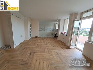 Просторен тристаен апартамент с таванска боксониера в центъра
