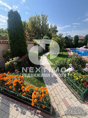 Обзаведена къща с голям гараж и басейн!