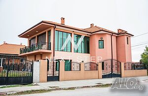 Двуетажна обзаведена къща в с. Маноле
