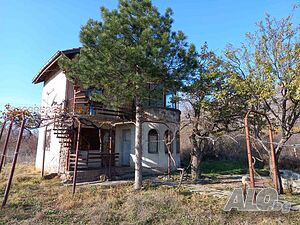 Продава ВИЛА с голям парцел и гледка