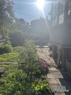 Ниа Пропърти Груп продава къща с двор в град Камено.