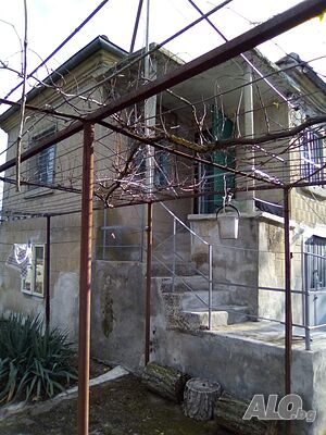 Продава се селски имот в с. Борисово, общ. Елхово.