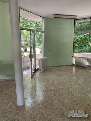 Отдава търговско помещение 300 кв.м. в ИЦ на град Кюстендил.