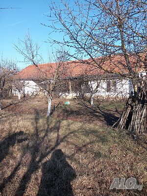 Продава стопански двор в с. Шишковци.