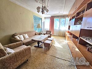 Продава се вторият етаж от къща в гр. Омуртаг на ул. „Панайот Хитов“ 6, с РЗП 250 кв.м. до центъра