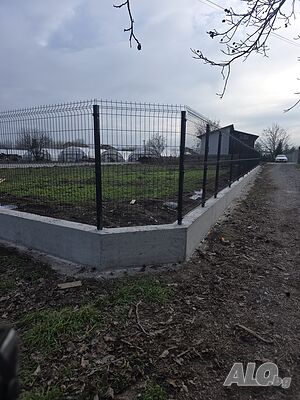 Цялостно изграждане на огради с оградни пана или мрежа