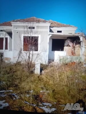 Продава се имот в с Карапелит община Добрич