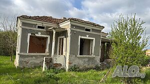 Продавам дворно място 2100 м2 с ток и вода в с Карапелит общ Добрич. ЦЕНА 15 000 лева