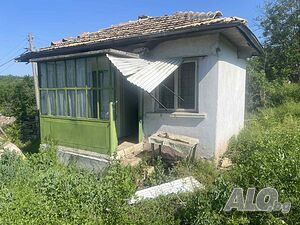 Продавам къща в с Щипско общ Вълчи дол с 2 дка дворно място