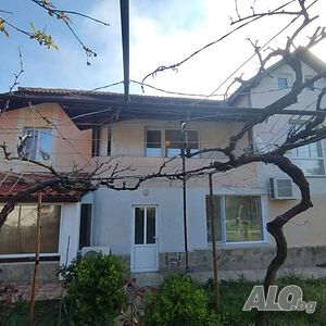 Продавам 2 Къщи в един двор в гр Варна м-т Манастирски рид