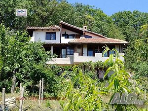 Продавам 2 къщи в един парцел в гр Варна с Панорама Море