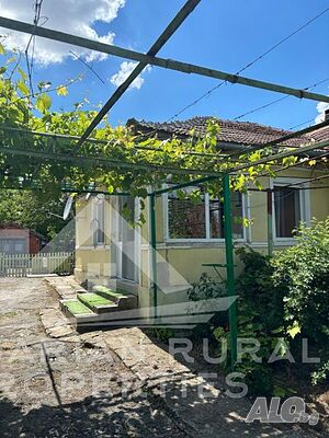 Едноетажна селска къща в село Изворово