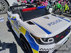 POLICE акумулаторен джип SQUAD бял