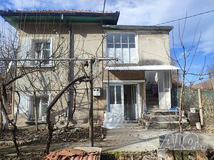 Къща с голям двор, лозе и плодна градина в с. Ковачица, обл. Монтана