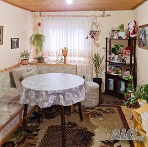 Етаж от къща с двор, гр. Велико Търново, стара част, до Царевец