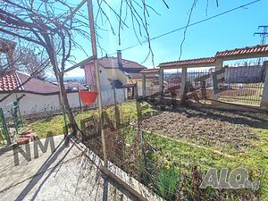 Продава се масивна къща във Вилна зона