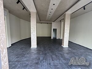 Търговско помещение в подножието на Стария град