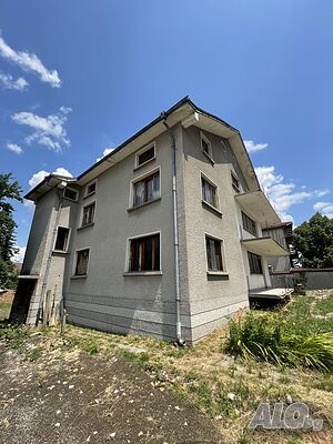 с. Нови Хан - две масивни къщи в общо УПИ за продажба Четириетажна и по-голяма 374 кв.м РЗП 1525 кв.м двор | Къщи, Вили | Нови хан