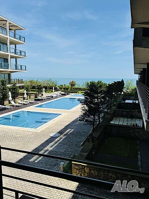 Двустаен апартамент на първа линия с гледка море и планина