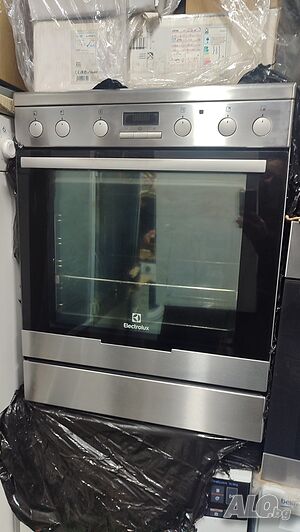 Electrolux правостояща печка с керамичен плот и пуш бутони+ Гаранция