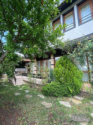 Двуетажна къща в село Горица