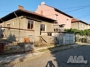 Собственик продава голям имот с отлична локация: 3 къщи, 2 гаража, 4 мазета и градинки общо!